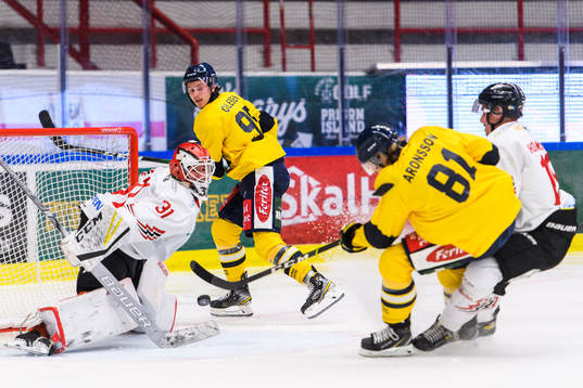 Vita Hästens målvakt August Hedlund med en räddning