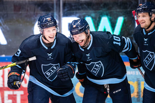 Djurgårdens Kalle Östman och Niclas Bergfors jublar
