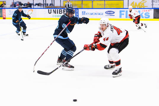 Djurgårdens Albin Grewe och Malmö Redhawks Jesper Jensen