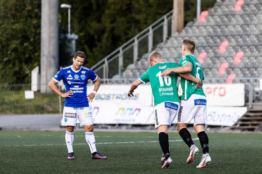 Brages Bjarni Mark Antonsson Duffield och André Kamp jublar