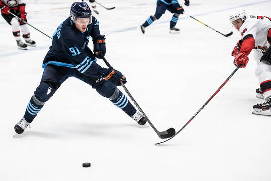 Djurgårdens Linus Andersson och Malmö Redhawks Helge Grans