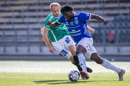 Umeås Emmanuel Yeboah jagad av Brages Anton Lundin