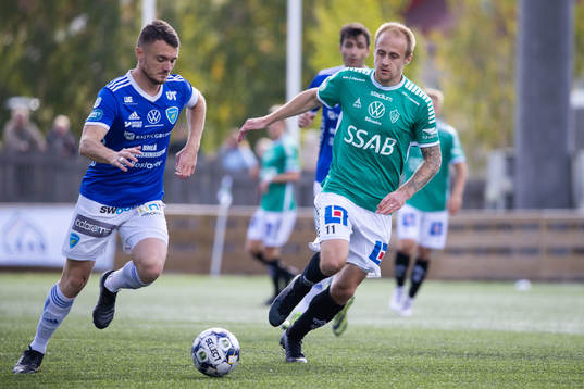 Umeås Aurelien Norest och Brages Anton Lundin i kamp om