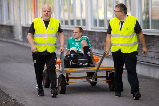 Brages Anton Lundin får åka vagn av planen