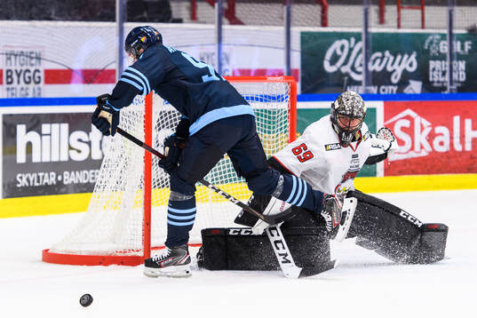 Malmö Redhawks målvakt Oscar Alsenfelt räddar en straff