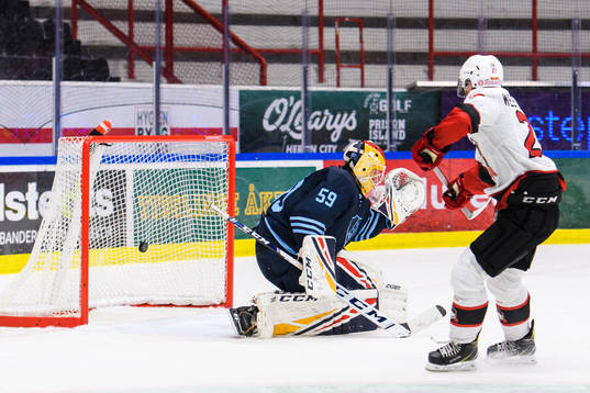 Malmö Redhawks Pontus Westerholm sätter straff bakom