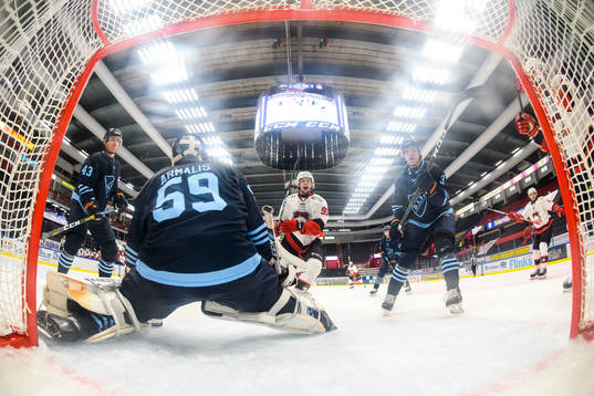 Malmö Redhawks Carl Persson jublar