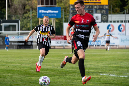 Landskronas Niklas Nielsen jagar Trollhättans Oscar Edh