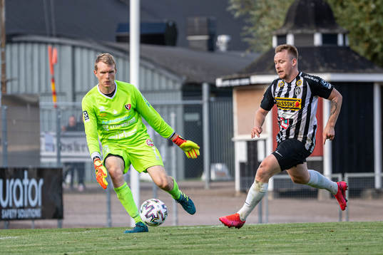 Landskronas Niklas Nielsen mot Trollhättans målvakt Simon