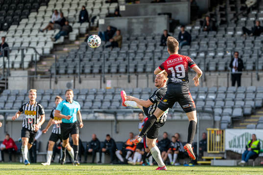 Landskronas Niklas Nielsen i nickduell med en