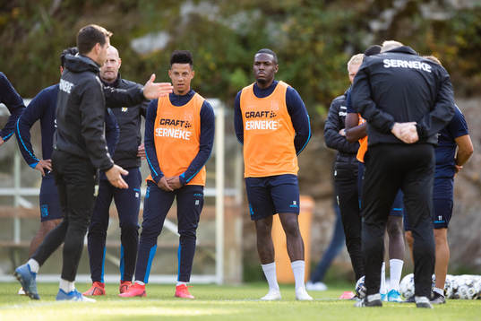 IFK Göteborgs Tobias Sana och Christian Kouakou lyssnar