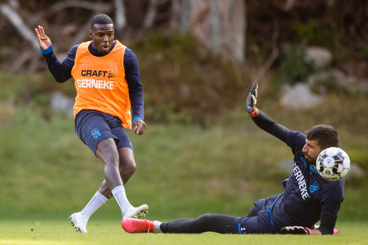 IFK Göteborgs Christian Kouakou skjuter ett mål på