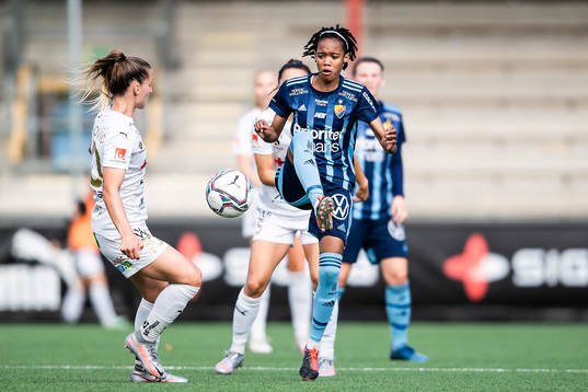 Djurgårdens Linda Motlhalo och Rosengårds Jelena Cankovic
