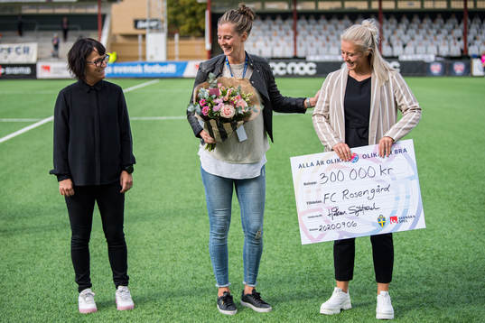 Lotta Schelin delar ut pris Hattrick by FC Rosengård