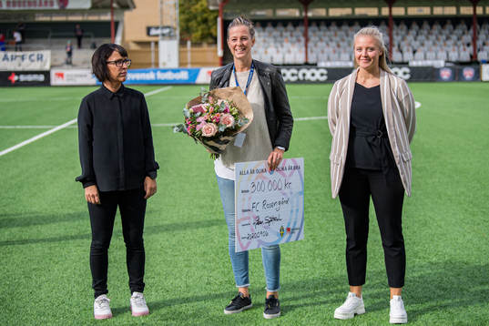 Lotta Schelin delar ut pris Hattrick by FC Rosengård