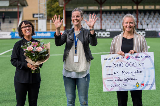 Lotta Schelin delar ut pris Hattrick by FC Rosengård