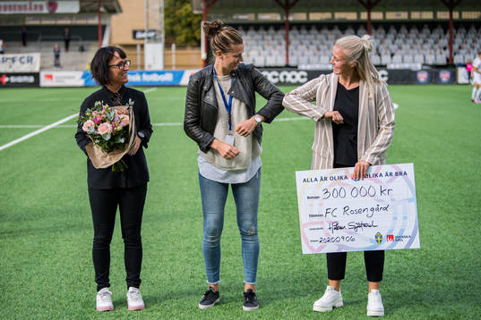 Lotta Schelin delar ut pris Hattrick by FC Rosengård