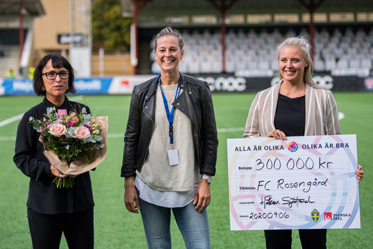 Lotta Schelin delar ut pris Hattrick by FC Rosengård