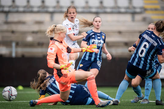 Rosengårds Anna Anvegård gör 1-0 bakom Djurgårdens