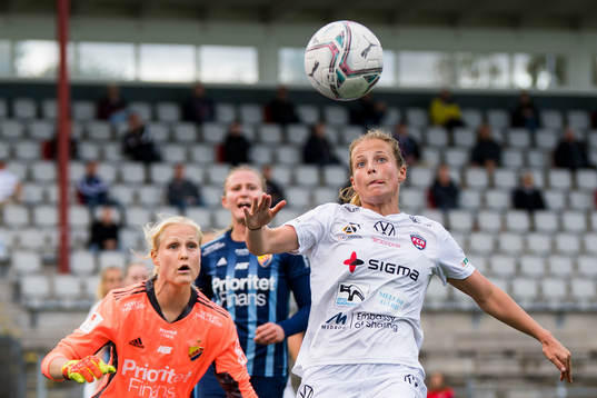 Rosengårds Anna Anvegård och Djurgårdens målvakt