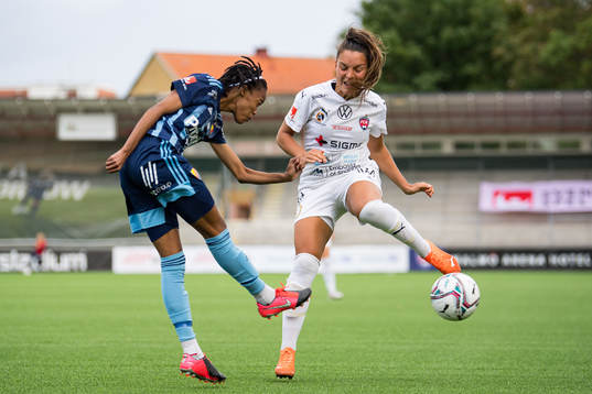 Djurgårdens Linda Motlhalo och Rosengårds Johanna Rytting