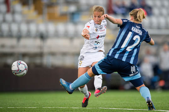 Rosengårds Anna Anvegård skjuter förbi Djurgårdens