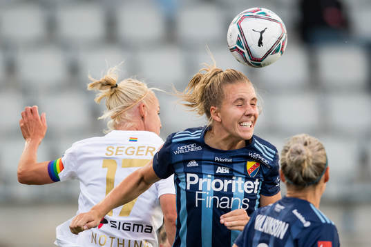 Djurgårdens Gudrun Arnadottir och Rosengårds Caroline
