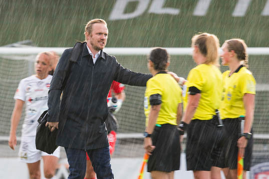 Rosengårds tränare Jonas Eidevall tackar domarna