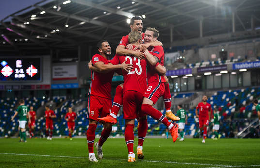 Mohamed «Moi» Elyounoussi and Stefan Johansen celebrate