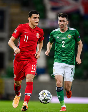 Mohamed «Moi» Elyounoussi of Norway and Michael Smith