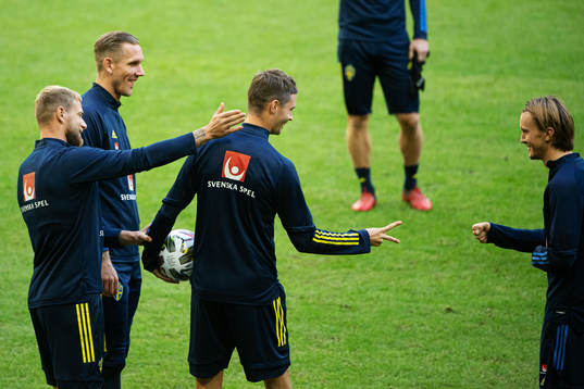 John Guidetti, goalkeeper Robin Olsen, Mikael Lustig and