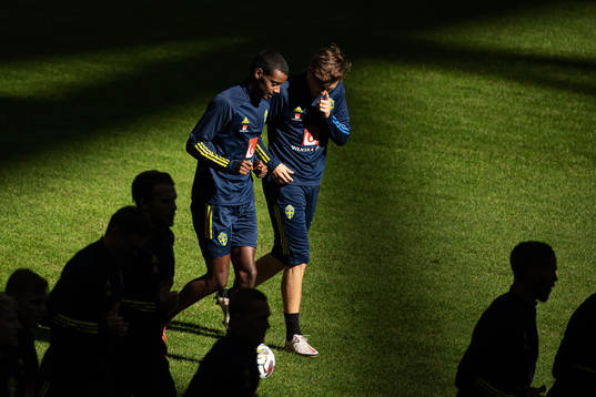 Alexander Isak and Victor Nilsson Lindelöf of the Swedish