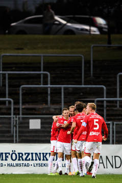 Degerfors spelare jublar med Villiam Dahlström