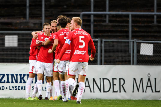 Degerfors spelare jublar med Villiam Dahlström