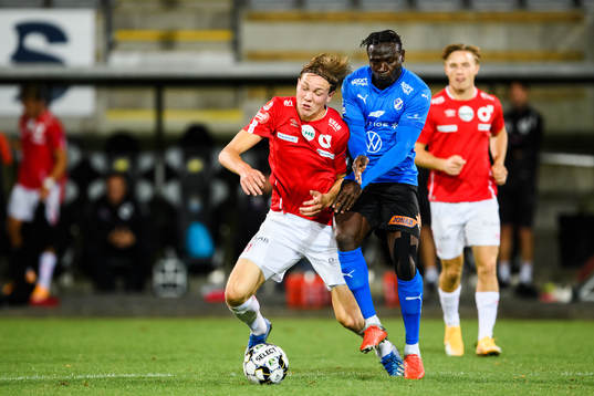 Degerfors Adam Carlén och Halmstads Alhassan A Haestad