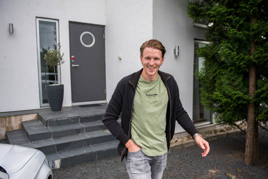 Rögles Niklas Hansson hemma i sitt hem