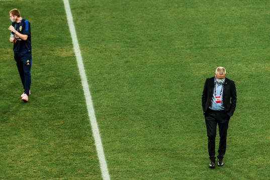 Dejan Kulusevski and head coach Janne Andersson of Sweden