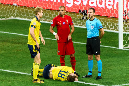 Filip Helander, Pontus Jansson of Sweden and Pepe of