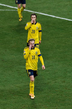 Emil Forsberg and Kristoffer Olsson of Sweden look dejected