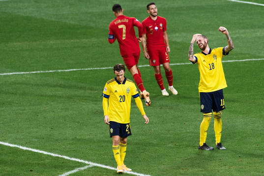 Kristoffer Olsson and Pontus Jansson of Sweden look dejected