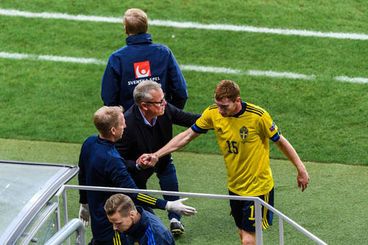 Head coach Janne Andersson and Dejan Kulusevski of Sweden