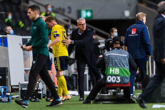 Dejan Kulusevski and head coach Janne Andersson of Sweden