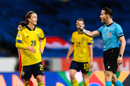 Kristoffer Olsson of Sweden and referee Danny Makkelie