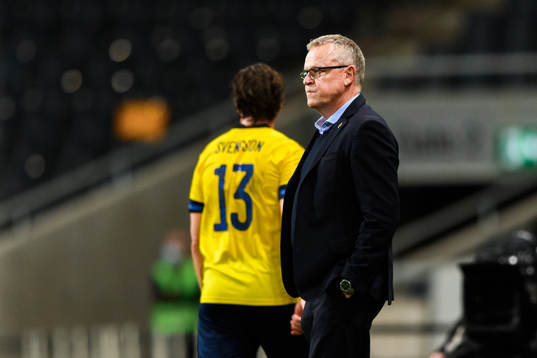 Gustav Svensson and head coach Janne Andersson of Sweden