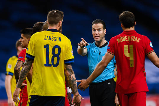 Pontus Jansson of Sweden and referee Danny Makkelie