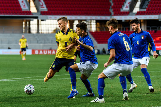 Jesper Karlsson of Sweden against Enriro Del Prato, Matteo