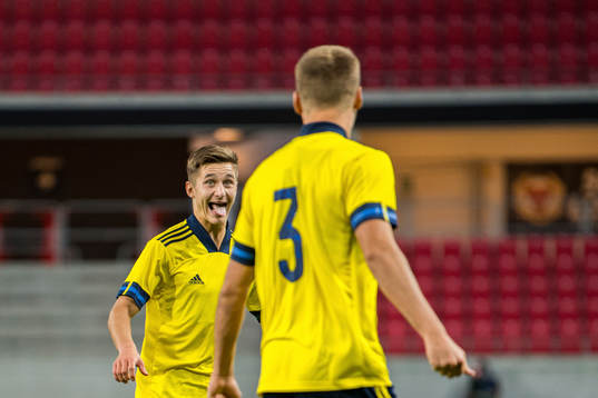Leo Bengtsson celebrate with Gustav Henriksson of Sweden