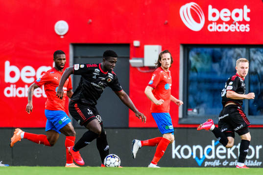 Helsingborgs Mohammed Abubakari och Mix Diskerud försvarar