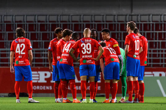 Helsingborgs Martin Olsson i samtal med lagkamraterna