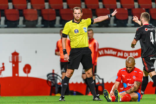 Domare Andreas Ekberg och Helsingborgs Anthony van